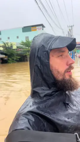 Du khách Nga Review lũ lụt tại Tp.Nha Trang. #тайфун #nhatrang #nhatrangcity #nhatrangtourism #diemdentuyetvoi 