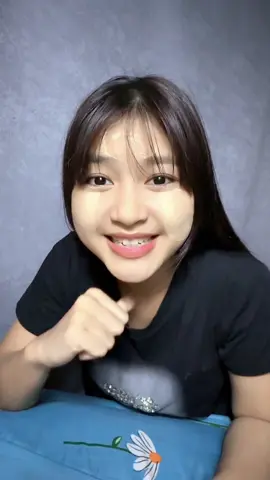 ဘေးလေူကိုကပ် မင်းကိုကြီးတေလာတယ် 😁😍