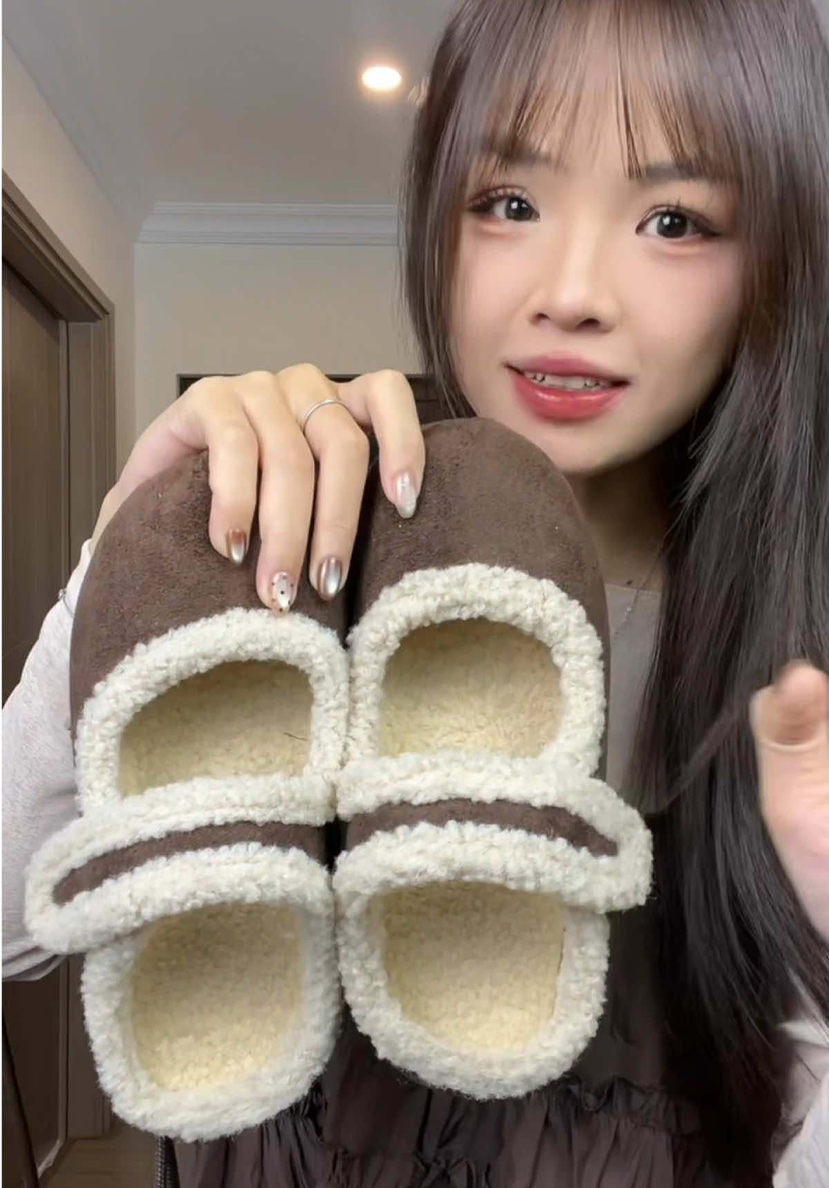 Đôi dép sục lông như này phối đồ lên đẹp nhức nách luôn#suclong #depsucnu #depsuclong 