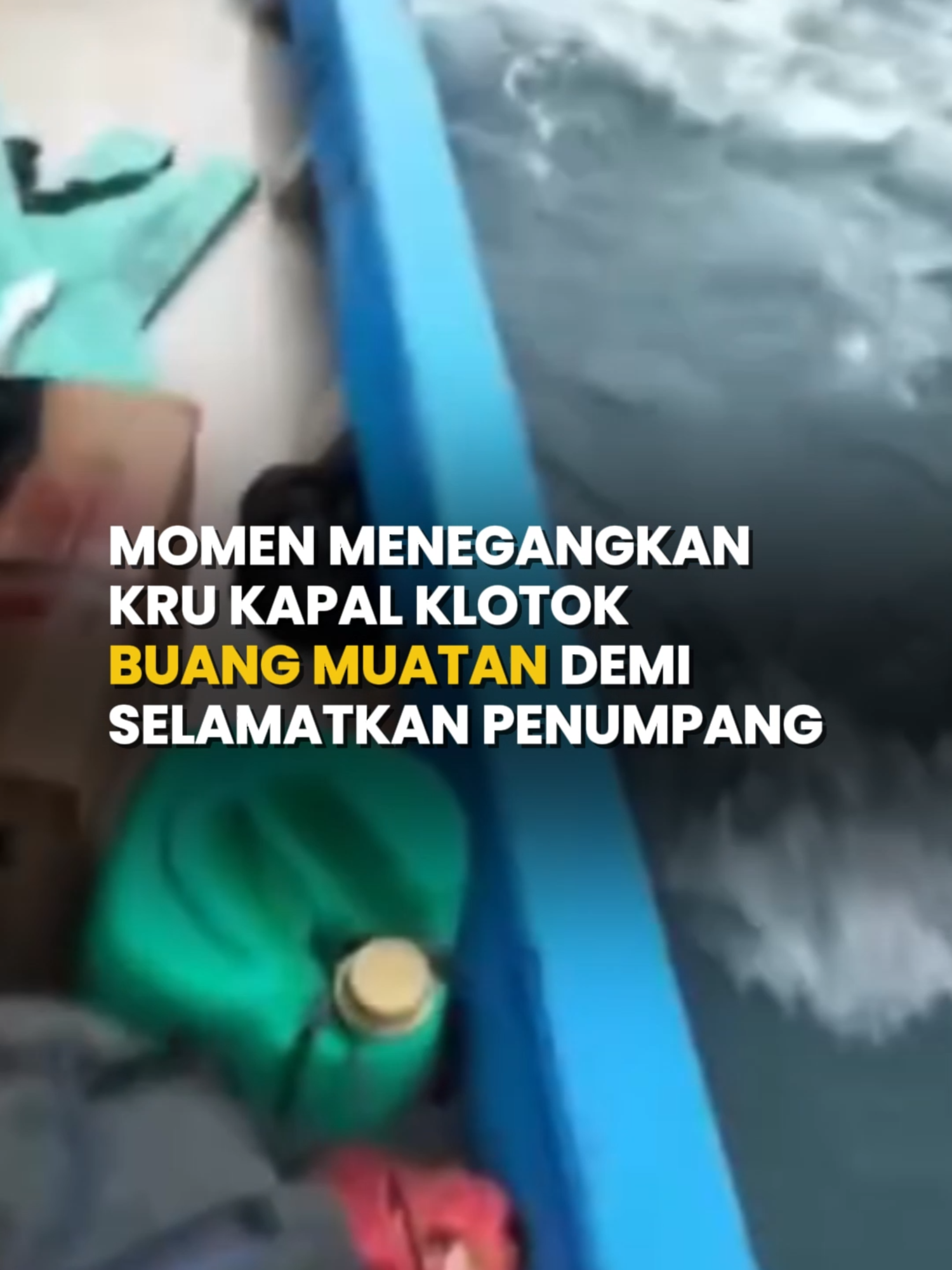 Sebuah video viral menunjukan kapal klotok di Laut Karimata mengalami situasi genting pada Kamis siang, 20 November 2025. Selama hampir empat jam, kapal yang mengangkut penumpang termasuk banyak anak kecil itu terombang-ambing di tengah badai dan gelombang tinggi. Ketegangan memuncak ketika kru kapal berteriak bahwa mereka sudah tidak mampu bertahan, sehingga terpaksa membuang barang-barang muatan ke laut demi menjaga stabilitas kapal dan menyelamatkan seluruh penumpang. Sumber : Berbagai Sumber Video Editor : Kresna Mahardika #sukabumiupdatecom #sukabumi #kotasukabumi #kabupatensukabumi #viral #kapalklotok #lautkarimata