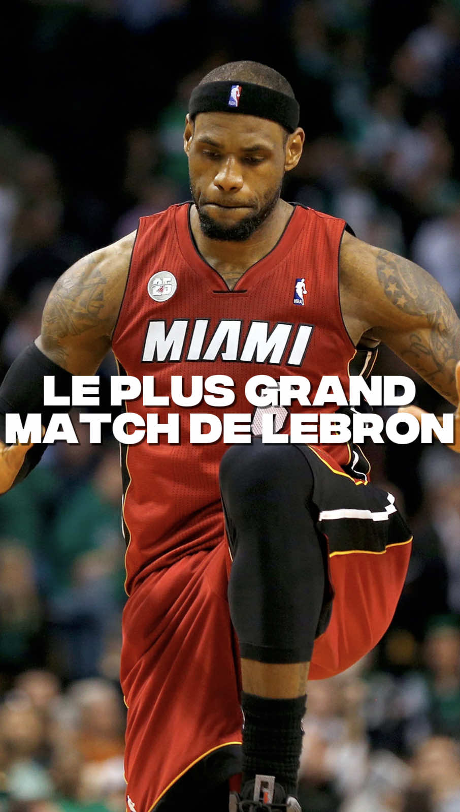 C’est le plus grand match de la carrière de LeBron James 👑 Nous sommes le 07 juin 2012, et le Heat de LeBron-Wade et Bosh est au bord du précipice. Après un premier échec l’an dernier face aux Mavs de Dirk, le Big Three n’a cette année pas le droit à l’erreur, et pourtant, en finale de conférence face à Boston, ils sont à un match d’être éliminés. Lebron James, déjà critiqué pour son absence de titre malgré son niveau individuel stratosphérique, sait qu’il n’a pas le droit à l’erreur ce soir, au risque de vivre une déferlante médiatique tout l’été.  Et avant même le coup d’envoi, lorsque la TV américaine film ce gros plan devenu mythique, tout le monde sait que nous allons vivre une soirée historique. Ce soir là, LeBron James est dans ce qu’on appelle “la Zone”, cet état chez un sportif où l’on sent que rien ne peut t’arriver. Il joue comme s’il avait déjà vu ce match dans un rêve, toutes ses décisions sont parfaites, ses shoots millimétrés, rien n’est laissé au hasard et il dégage ce soir là une sensation de puissance rarement vu auparavant. Sa fiche de stats à la fin du match est vertigineuse : 45 points, 15 rebonds et 5 passes à 19/26 aux tirs, dans la victoire la plus importante de sa carrière qui lui mènera à sa première bague quelques semaines plus tard #SportsTikTok #basketballtiktok #NBA #lebron 