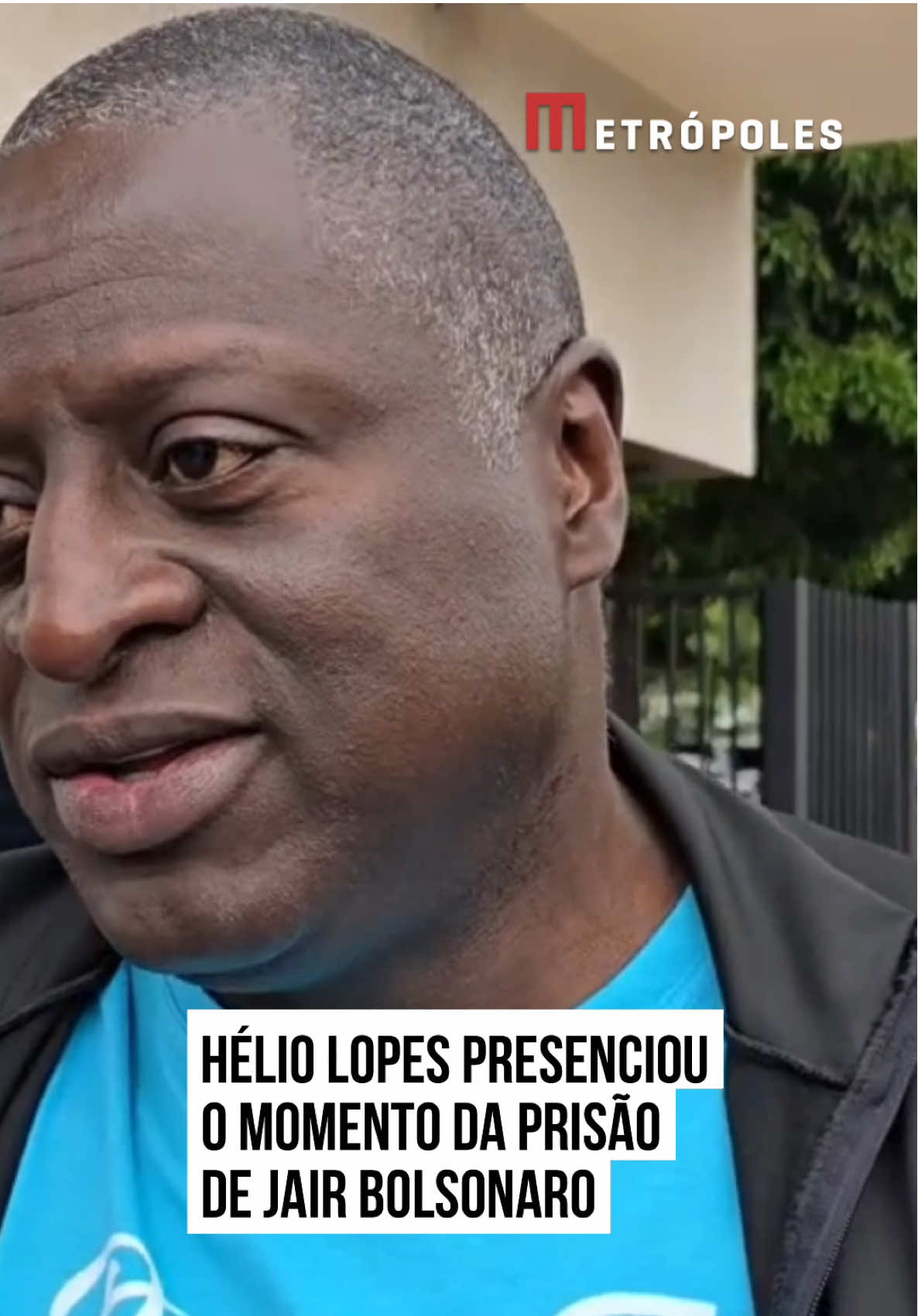 O deputado federal Hélio Lopes (PL-RJ), também conhecido como Hélio Negão ou Hélio Bolsonaro, afirmou que esteve presente no momento em que os agentes da #PolíciaFederal prenderam o ex-presidente Jair #Bolsonaro (PL) na manhã deste sábado (22/11). Os agentes da PF chegaram ao Condomínio Solar de #Brasília, no Jardim Botânico, por volta das 6h e levaram o ex-presidente para a Superintendência Regional da Polícia Federal no Distrito Federal. “Recolheram meu irmão Bolsonaro, um cidadão do bem, que tava preso injustamente, não cometeu nenhum crime”, afirmou o Hélio, que faz plantão na porta da Polícia Federal após a prisão do ex-#presidente. Conhecido como “fiel escudeiro” de Jair Bolsonaro, o parlamentar é conhecido por fazer vigílias desde o decreto da prisão domiciliar: ele faz orações e protesta por anistia de Bolsonaro e dos presos pelos atos radicais do 8 de Janeiro. “Que todo dia vou para lá orar, desde quando ele ele foi preso […] E esses últimos dias eu tenho orado no horário da O parlamentar descreve que a saúde de Bolsonaro não está boa e que desde a facada, sofrida durante as eleições de 2018, ele nunca mais foi o mesmo. “Um cidadão que era conhecido como cavalão nas Forças Armadas, pelo seu vigor físico hoje está aí. Eu queria acreditar que ele não fosse preso devido ao estado de saúde dele, mas não tem como falar se ele está preso ou não porque ele está recolhido”, finaliza. #TikTokNotícias 