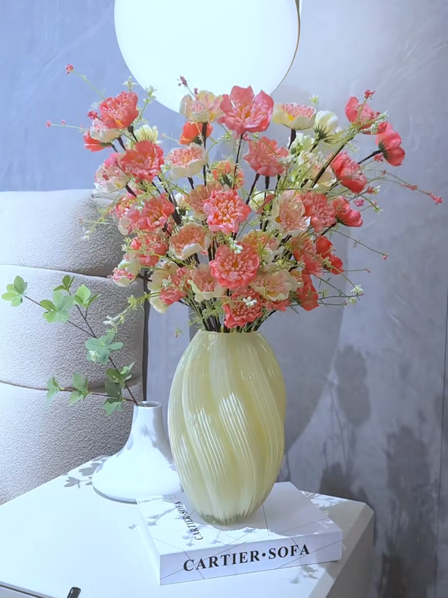 Hoa Trà Gạo phối với các màu bình khác nhau đều xinh nhé cả nhà😘 Hoa và Bình em để ở giỏ hàng trong trang em ạ❤️ #trangtritet #hoatragao #hoatrangtri #xomtrangtri #tet2026 