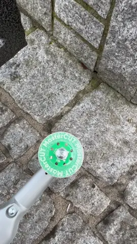 Die Trennscheibe Master Cut hat einen Durchmesser von 45 mm und eine Stärke von 0,8 mm. Sie kostet nur 7,50 € auf der Website 👉👉👉👉freiheittools.de👈In diesem Video schneide ich einen Riss in Granit ein #fliesenleger #freiheit354 #handwerker #baustelle #tiler 