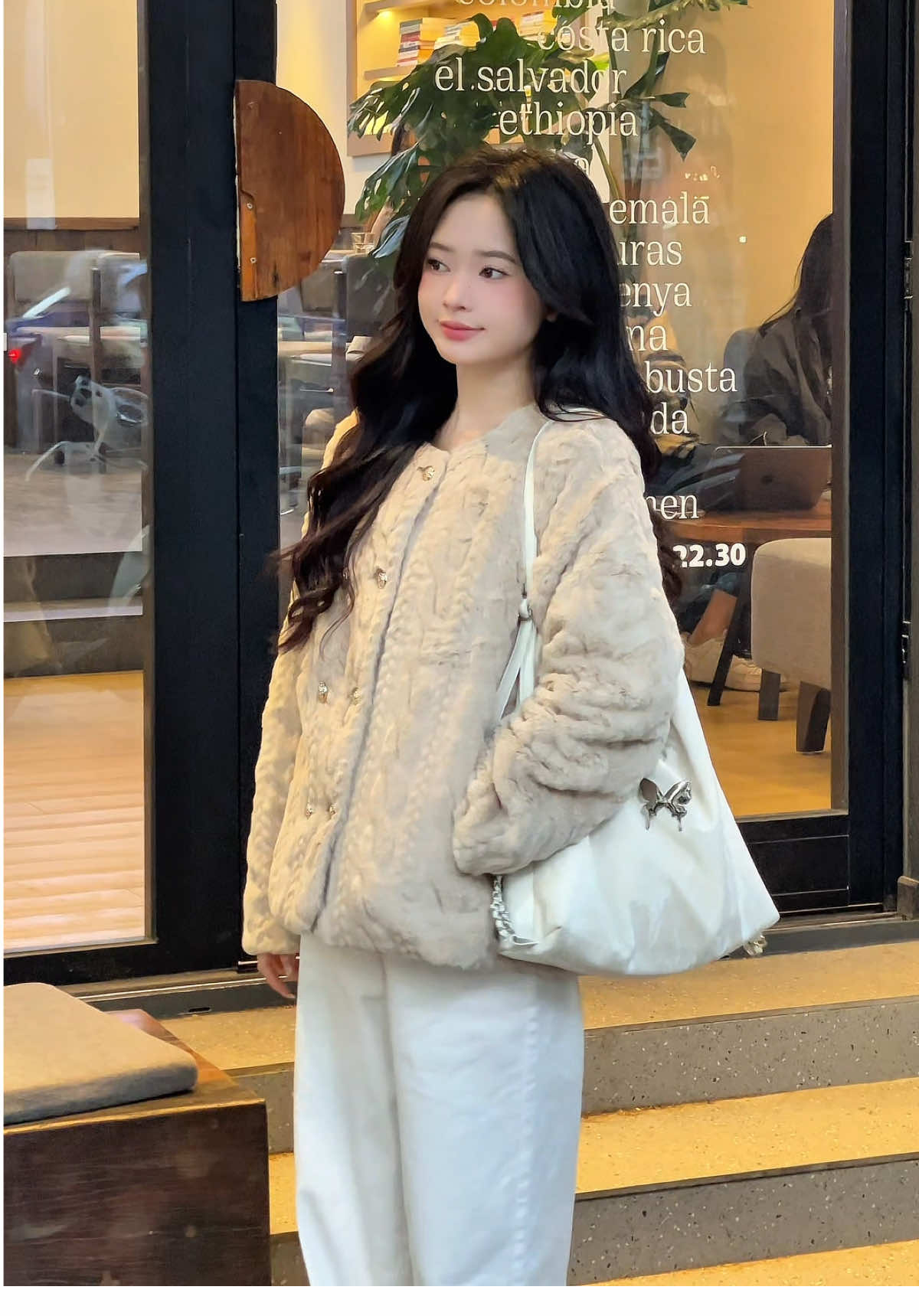 “Em muốn thơm má anh vì anh là người em thương nhất. Nhưng nếu thơm mỗi má thì môi sẽ ghen mất.”