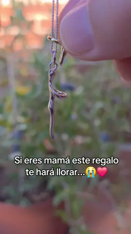 El mejor regalo para una madre! Un abrazo eterno para recordar a esa persona que más quieres y llevarla siempre cerca del corazón. #madre #Love #present #blackfriday #presente . Regala este increíble colgante a la mejor madre del mundo.