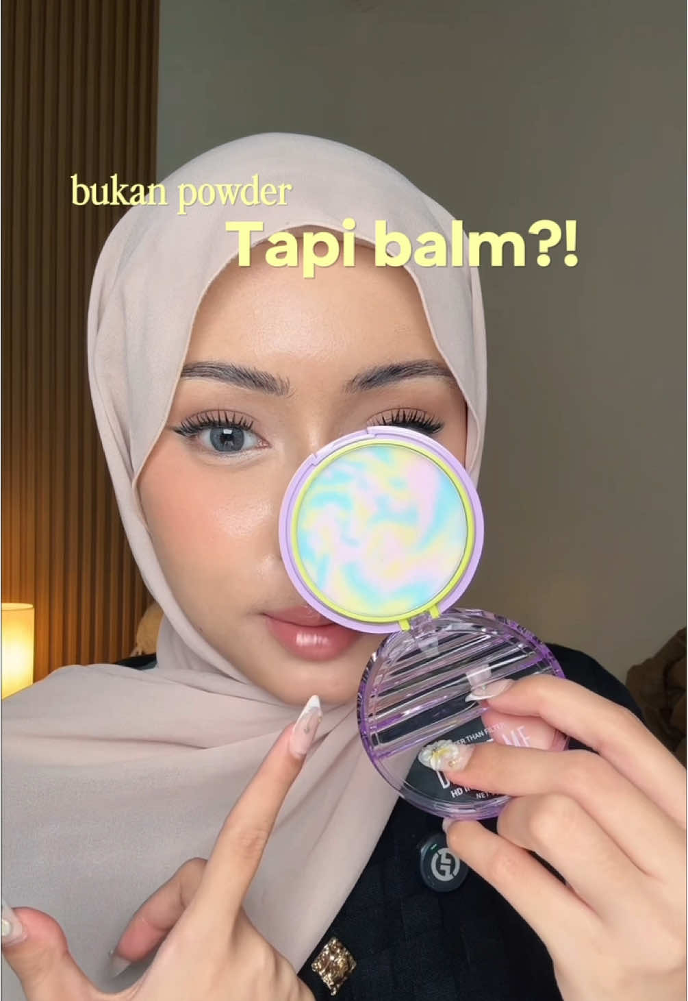 Ini bedak kok ga kaya biasanya🤯 tp keren sih inovasi nya dan beneran bisa bikin makeup matte lagi gabikin makin dempul gt beda sama powder #dazzleme #betterthanfilter #invisiblepowder 