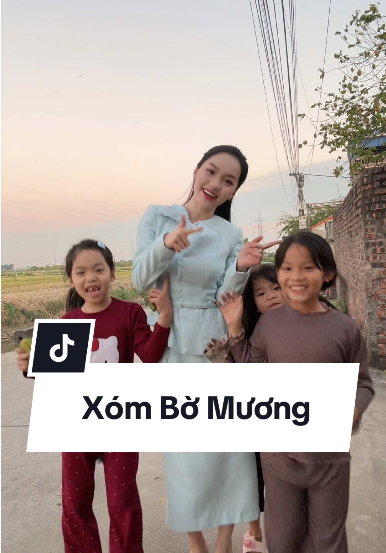 Cháu bảo cháu tặng cô tiền cô nhà, cô bảo cô không cần, tặng cô quả xoài, củ khoai là được rồi. Cháu : cô cố mà chịu đi..ôi ngôn tình quá😜 #MinhNgoc #CoGaiQuanHo #xuhuong #xombomuong #BacNinh 