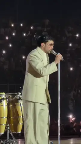 Bad Bunny interpretando “BAILE INoLVIDABLE” en su primera noche en RD 🐰🔥🇩🇴 #badbunny #dtmfworldtour  #repúblicadominicana #puertorico #jlpromotionspr 