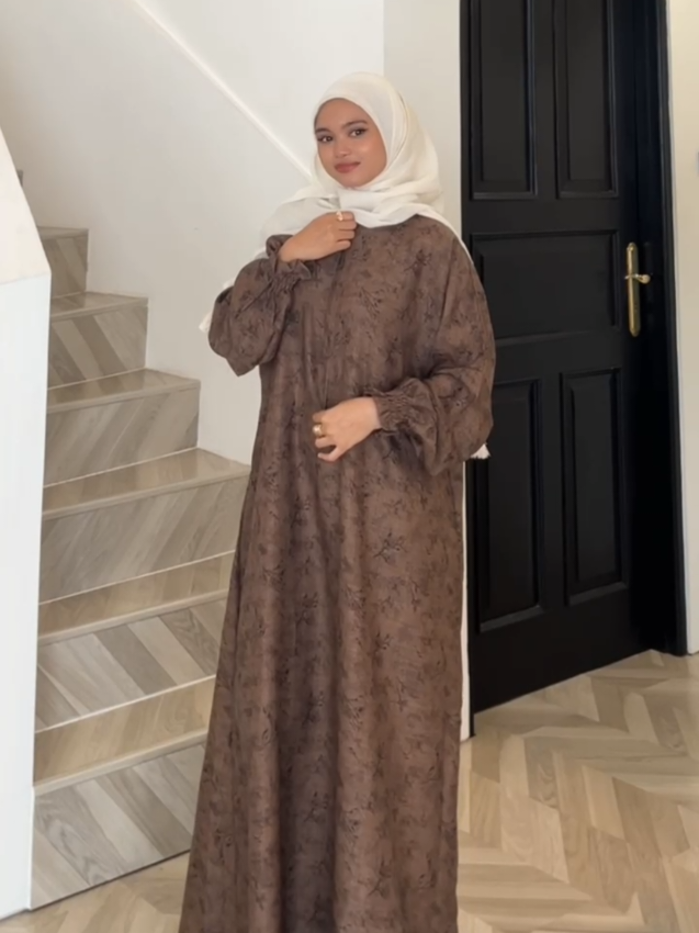 Baru lagi dari assolabiyah Abaya vienza Linen 🥰 duuuh...🤩 buricak burinong euy #byassolabiyah 