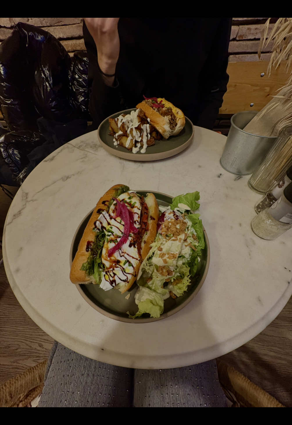 ✨ Pépite à Toulouse à découvrir absolument ! ✨ Si vous cherchez un endroit gourmand et cosy, foncez au Roll 😍 Le concept ? Des rolls briochés  ultra moelleux, garnis avec des produits frais et locaux 🌿🥖 Que ce soit pour un déjeuner rapide, un dîner entre amis ou juste un moment douceur avec leur salon de thé, c’est l’adresse qui fait toujours plaisir. 📍 27 rue des Filatiers – Toulouse *Invitation  @LE ROLL  #ToulouseFood #StreetFood #adressetoulouse #LeRoll #FoodLover 