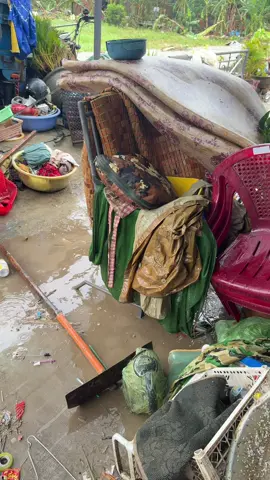 Một nhà người quen của tiên tại khu phố 1- hoà vinh bị thiệt hại nặng nề sau lũ,tiên và gia đình chỉ có thể giúp mang một số nhu yếu phẩm cần thiết,1 ít quần áo để mặc tạm thời, tiên hy vọng sẽ có nhiều nhà hảo tâm ,các đoàn cứu trợ sẽ về phú yên giúp đỡ bà con ở đây để họ có thể vượt qua khó khăn này😥#lũlutmientrung ##cuutromientrung #phuyen #daklak 