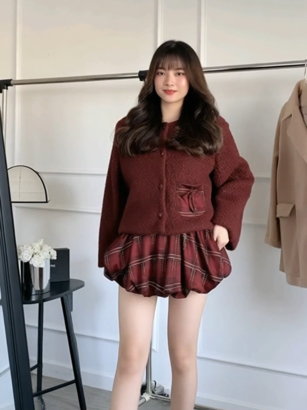 kẻ: ✨ Set áo dạ lông cừu cúc bọc siêu ấm – siêu sang 😍 Mix chân váy bí kẻ xinh xỉu, lên dáng chuẩn tiểu thư ✨ Mặc lên vừa ấm vừa xinh, auto nổi bật! #SetDoNu #AoDaLongCuu #CucBoc #ChanVayBi #OutfitXinh  @Mìeo xingg @Mìeo xingg @Mìeo xingg 