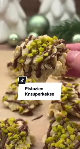 WOW! Wer hätte gedacht, dass diese schnellen Pistazien Knusperkekse wirklich in unter 10 Minuten fertig sind? ⭐️🎄 Das sind die schnellsten und einfachsten Plätzchen überhaupt und auch eine tolle Idee, um Plätzchen zu verschenken 😍 💌 Julia‘s Einkaufsliste:  Zutaten: - 200g weiße Kuvertüre - 2 EL Pistaziencreme - glutenfreie Cornflakes - Zur Dekoration: Vollmilch Kuvertüre und Pistazien #knusperkekse #plätzchen #weihnachtskekse #weihnachtsplätzchen #pistazienkekse    