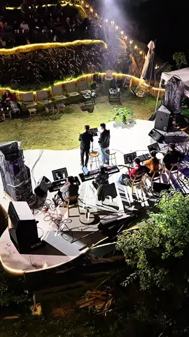 Một tiếng đồng hồ nữa thôi, là Làng chúng em lại lên nhạc.  Tất cả nhân sự đều đang tất bật cho một đêm nhạc trọn vẹn, đong đầy cảm xúc!  Trời lạnh, cả nhà đến với Làng Vũ Thị nhớ mang đồ ấm giúp em ạ!  Chúng em vẫn luôn đốt lửa, sưởi ấm và có chăn/mền cho cả nhà mình ạ! Em xin cảm ơn! -.-.- 🌫️ ĐÊM NHẠC DƯỚI SƯƠNG 🌙 ⏰ 19:30 – 22:00  LỊCH THÁNG 11, 12: Có tất cả các ngày trong tuần, trừ thứ Ba ạ! 📍 Sân khấu Làng Vũ Thị – 49B Tổ Sào Nam (cuối đường Hùng Vương), P.11, Đà Lạt  Search Google Maps: Làng Vũ Thị (CÓ BÃI ĐẬU OTO RỘNG RÃI) 🎫 150.000 VNĐ/khách/ đã bao gồm đồ uống tự chọn ⏰  Cà phê: 07:00-23:00 Hàng ngày 📞 Đặt vị trí ngồi đẹp : 0938.395.804 #langvuthi #dalat #demnhaclangvuthi #langvuthicafe #langvuthidalat 