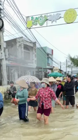 “Lấy cơm cho em. Lấy cơm cho em” Em cùng bà con ra nhận đồ cứu trợ. Mặc dù lạnh run người nhưng em hong chen lấn mà xếp hàng chờ tới lượt mình. Hiểu chuyện đến nao lòng người luôn á trời 🥹#miềntrung #binhdinh 