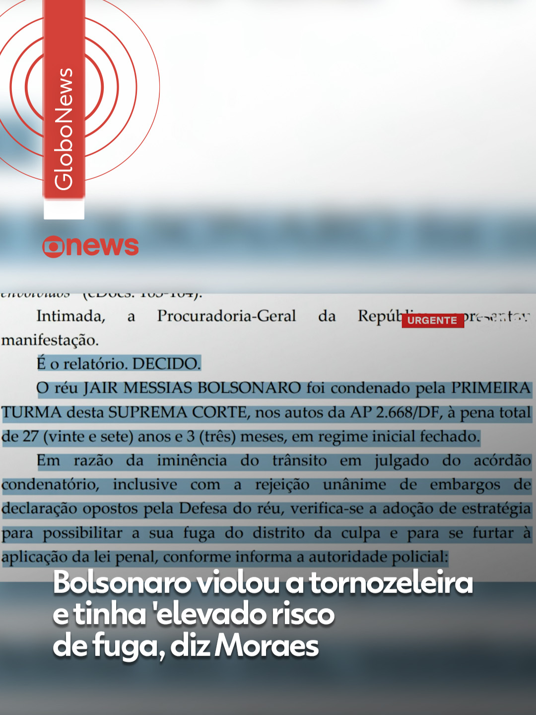 #Bolsonaropreso - O ex-presidente Jair Bolsonaro (PL) violou o uso de tornozeleira eletrônica e tinha elevado risco de fuga durante a vigília convocada pelo filho, Flávio Bolsonaro (PL-RJ), segundo informa a decisão do ministro Alexandre de Moraes que decretou a prisão preventiva do ex-presidente, neste sábado (22). No entendimento do ministro, a proximidade da residência de Bolsonaro da embaixada dos Estados Unidos (cerca de 13km) também era um indicativo de que ele poderia tentar escapar de uma eventual prisão. Bolsonaro teve a prisão domiciliar convertida em prisão preventiva nesta manhã, após ordem do ministro Alexandre de Moraes, do Supremo Tribunal Federal (STF). Ele foi detido pela Polícia Federal em casa, por volta das 6h, e levado para Superintendência da PF em Brasília. De acordo com a decisão do ministro Alexandre de Moraes, a medida foi adotada após o senador Flávio Bolsonaro (PL-RJ) convocar uma vigília em frente ao condomínio do ex-presidente, na noite de sexta-feira (21). Na decisão, Moraes também citou que o ex-presidente violou o equipamento de monitoramento eletrônico à 0h08 deste sábado, o que, segundo ele, 
