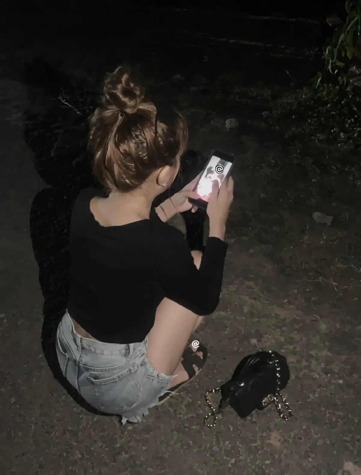 sống tốt anh nhé, sau này có hối hận cũng không tìm thấy em nữa đau.  lần này em suy nghĩ kĩ lắm rồi, đoạn tình cảm đau lòng này đành cất giấu vào lòng thôi. 