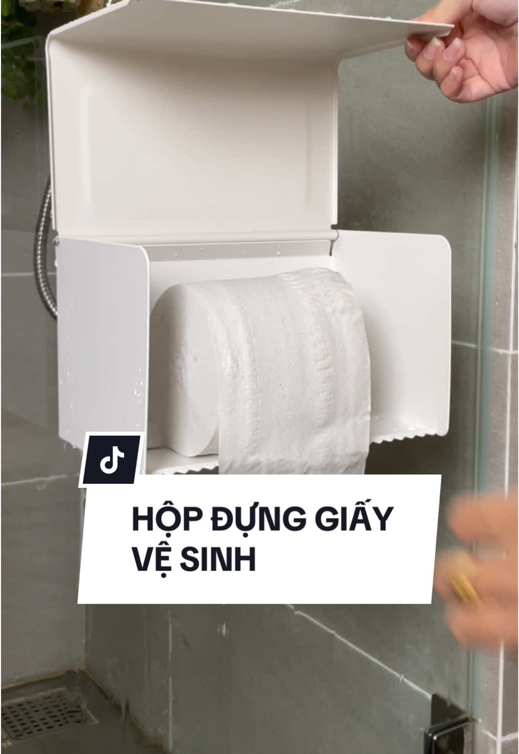 Không rỉ sét, chống nước, phù hợp với giấy cuộn tròn và giấy rút. Chịu lực 20kg. Lắp đặt bằng keo nên dính được trên bề mặt kính #nhagiadung #tosudoforhome #hopdunggiayvesinh 