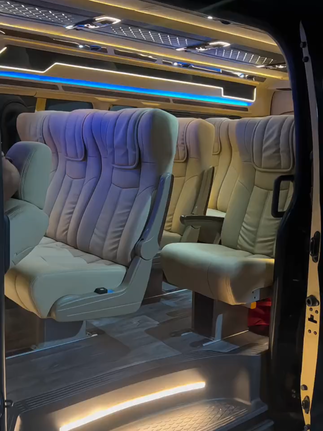 Masih dengan Hiace Premio versi JB5 konfigurasi jok seat 14 full upgrade costum👇🏻 #premio#hiaceluxurypremio#hiacemodified#theluxuryclass  #ghofurgarageproject#vvip#sewahiacemurah#interioirdesign  #hiacelover#microsoftedge#hiaceindonesia#luxurycars  #wisatasemarang#Tranding#jb5#fyp  #masukberanda#fyppppppppppppppppppppppp