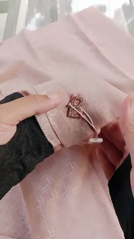 warna soft bgt.. promo ambyar termurah buckle embos #hijabsegiempat #bucklescarves #SiPalingCantik #promo 