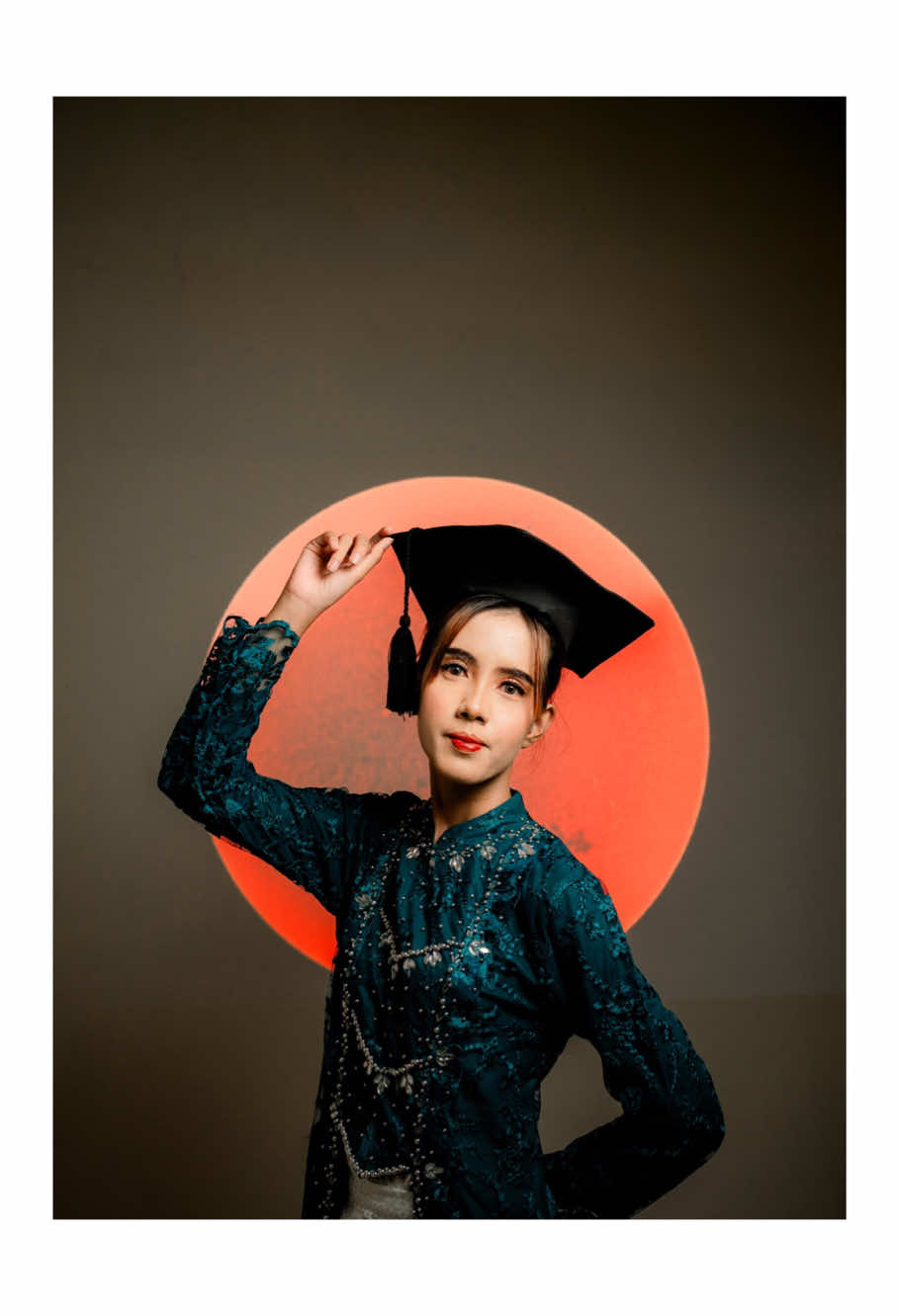 Kita mah pemain lama rasa baru🥱🥱😝😝😝 #fotostudiopalembang #wisudahits #referensifotowisudaindoor #selfphotostudiopalembang 