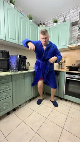 🤣Когда выпил чашечку кофе☕️ Каждый день — новый ролик — Подписывайтесь #юмор #приколы #viral #тренды #танцы