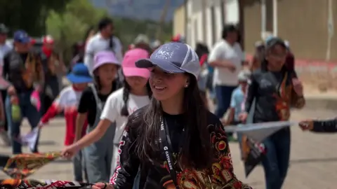 ¡𝐂𝐎𝐍𝐕𝐈𝐓𝐄 𝐘 Ú𝐋𝐓𝐈𝐌𝐀 𝐏𝐑𝐎𝐌𝐄𝐒𝐀! Este domingo 23 de noviembre, estaremos recorriendo las calles de Tarata, como muestra de la fé, la devoción y la promesa a nuestro patrono San Severino. Invitamos a todos nuestros amigos, seguidores y fieles de San Severino, a participar del tradicional convite. ¡𝐋𝐨𝐬 𝐞𝐬𝐩𝐞𝐫𝐚𝐦𝐨𝐬! #DiabladaTarata #Convite2025 #SanSeverino #diabladaboliviana #diablada 