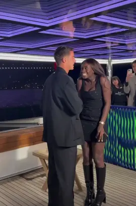 Başakşehir forması giyen milli futbolcu Bertuğ Yıldırım, Portekizli model sevgilisi Oriana Correia Gomes’e evlilik teklifi yaptı. 💍 🎶Sıkı bir Azer Bülbül hayranı olan Bertuğ Yıldırım, bu özel an için “Ben Seninle Mutluyum” şarkısını açtırdı.