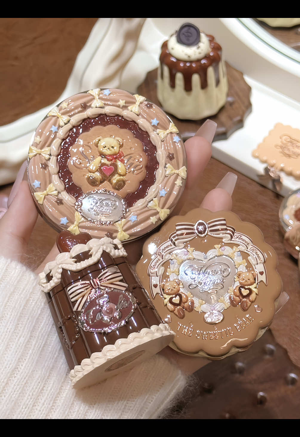 サッと撮るだけで可愛さ満載〜🧸💗 今日の幸せは、これでお届けするよ🎀✨ #フラワーノーズ #flowerknows #スウィーティーベアコレクション #スウォッチ動画 #パケ買いコスメ 