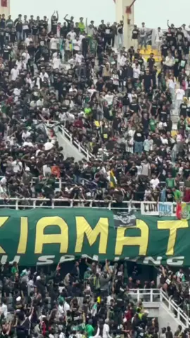 Derby Jatim 👊  Persebaya vs Arema  terjadi kerusuhan di tribun penonton  . . . #Bonek #aremania #persebaya #arama #fyp 