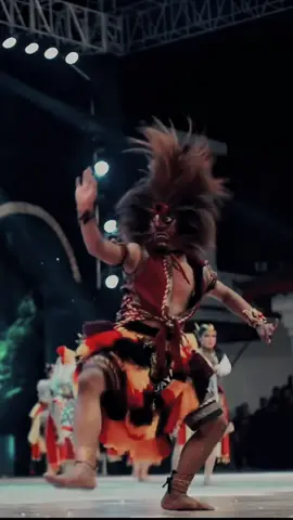 Bujang Ganong adalah penari dalam kesenian Reog Ponorogo yang menggambarkan sosok patih muda yang cerdik, cekatan, jenaka, dan sakti. Tokoh ini dikenal dengan gerakan akrobatik yang energik dan sering kali menjadi bagian yang paling ditunggu-tunggu penonton karena kelucuannya. Ia memiliki peran penting dalam cerita Reog, yaitu sebagai duta yang dikirim Prabu Klonosewandono untuk melamar Putri Dewi Songgolangit.  #sukujawa #adatjawa #budayajawa #jawa #jawapride #tradisijawa #jatim #ponorogo #reogponorogo 