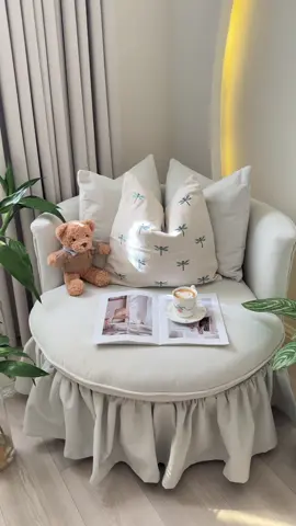 ‏- اللِي يعدّك شمس لا تخلف له ظنوُنه ‏أشرق عَلى قلبَه مِن الحُب و أغرِب بِه🖤.