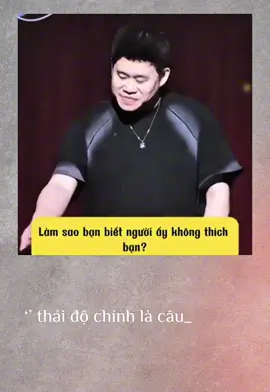 “Làm sao bạn biết người ấy không thích bạn? Thái độ chính là câu trả lời.” Đau nhất không phải là họ lạnh, mà là bạn vẫn cố tìm lý do để tha thứ cho sự lạnh đó. Bạn nhìn thấy dấu hiệu rời xa rõ mồn một, nhưng trái tim bạn lại chọn nhắm mắt. Bạn cứ gửi đi sự chân thành, còn họ thì đáp lại bằng khoảng trống không đáy. Bạn ở lại, họ rời đi. Bạn nhớ, họ quên. Bạn đau, họ bình yên. Có những dòng tin nhắn bạn viết cả linh hồn, còn họ đọc bằng một cái liếc hời hợt. Bạn đã từng tin chỉ cần mình đủ tốt thì họ sẽ quay lại… nhưng không ai quay lại vì thương hại. Trái tim bạn sưng lên vì cố níu, còn tay họ đã buông từ lâu. Và bạn phải chấp nhận một sự thật phũ phàng: Người ta không vô tâm đâu… họ chỉ không dành tâm cho bạn. Nỗi buồn nằm ở chỗ bạn đã đặt sai người vào đúng vị trí trong tim mình. Nhưng rồi sẽ có ngày bạn hiểu: mất một người không yêu bạn… là cách cuộc đời trả bạn về đúng nơi xứng đáng. #tamtrang #noibuon #caunoihay #toiTired #xuhuong 