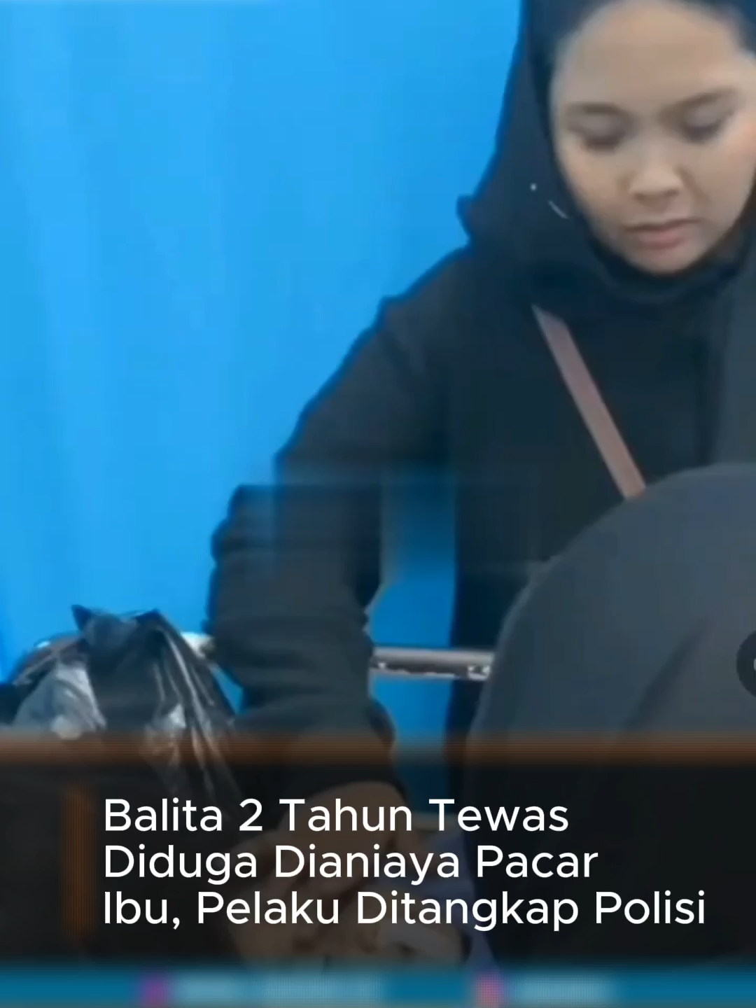 Seorang balita berusia 2 tahun 9 bulan meninggal dunia diduga akibat dianiaya kekasih ibunya di Perumahan Lamunre, Belopa Utara, pada Kamis malam (21/11/2025). Pelaku berinisial R (28) telah diamankan oleh pihak kepolisian. Kasat Reskrim Polres Luwu yang baru menjabat, Iptu Muhammad Ibnu Robbani, turun langsung memimpin penanganan kasus ini. Sejak laporan diterima, tim Sat Reskrim bergerak cepat melakukan olah TKP, memeriksa saksi, dan mengamankan pelaku. “Tidak ada ruang bagi pelaku kekerasan terhadap anak. Kami usut tuntas secara profesional,” tegas Iptu Ibnu Robbani. Kapolres Luwu, AKBP Adnan Pandibu, mengapresiasi respons cepat jajarannya dan memastikan proses hukum berjalan tegas. Saat ini, kasus ditangani oleh Unit PPA Sat Reskrim Polres Luwu. Autopsi jenazah korban akan dilakukan untuk memperkuat pembuktian secara ilmiah. #Luwu #BelopaUtara #KekerasanAnak #Penganiayaan #BreakingNews #PolresLuwu #UnitPPA #HukumTegas #StopKekerasanAnak #JusticeForKids