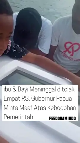 Gubernur Papua Matius Derek Fakhiri menyampaikan permohonan maaf mendalam kepada keluarga Irene Sokoy, ibu hamil yang meninggal bersama bayi yang dikandungnya setelah ditolak empat rumah sakit di Kabupaten dan Kota Jayapura. Ia menyebut tragedi tersebut sebagai bukti kebobrokan layanan kesehatan di Papua dan berjanji melakukan evaluasi total. “Saya mohon maaf atas kebodohan jajaran pemerintah dari atas sampai bawah. Ini contoh kebobrokan pelayanan kesehatan di Papua,” kata Fakhiri usai mendatangi rumah keluarga Irene di Kampung Hobong, Distrik Sentani, dikutip dari rilis yang diterima, Sabtu (22/11/2025). Karena itu, ia memastikan akan melakukan evaluasi menyeluruh terhadap rumah sakit, termasuk mengganti para direktur RS yang berada di bawah pemerintah provinsi. “Saya mengaku banyak peralatan medis rusak karena tidak dikelola dengan baik,” ujarnya. Fakhiri menyebut dirinya telah meminta bantuan langsung kepada Menteri Kesehatan untuk memperbaiki layanan rumah sakit di Papua. “Saya pastikan akan membenahi semua ini,” tegas mantan Kapolda Papua tersebut. Ia juga menegaskan komitmennya menyatukan seluruh direktur rumah sakit, baik pemerintah maupun swasta, untuk mengutamakan keselamatan pasien di atas semua prosedur administrasi. Layani dulu pasien, baru urus yang lain. Tidak ada alasan,” katanya. Dari data yang dihimpun Kompas.com, Irene Sokoy meninggal pada Senin (17/11/2025) pukul 05.00 WIT setelah melalui perjalanan panjang dan melelahkan dari RSUD Yowari, RS Dian Harapan, RSUD Abepura hingga RS Bhayangkara tanpa mendapatkan penanganan memadai Kepala Kampung Hobong, Abraham Kabey yang juga mertua almarhum menceritakan Irene mulai merasakan kontraksi pada Minggu siang (16/11). Keluarga membawanya menggunakan speedboat menuju RSUD Yowari. Namun, kondisi Irene yang memburuk tidak segera ditangani karena dokter tidak ada di tempat. Proses pembuatan surat rujukan pun sangat lambat. “Pelayanan sangat lama. Hampir jam 12 malam surat belum dibuat,” ujar Abraham. Sumber: https://regional.kompas.com/read/2025/11/22/090345178/ibu-dan-bayinya-meninggal-ditolak-4-rs-gubernur-papua-mohon-maaf-atas. Membership: https://kmp.im/plus6 Download aplikasi: https://kmp.im/app6