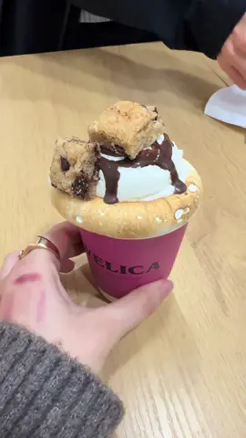 J’ai testé pour vous Velica à Lyon ☕️🍫  1 Place Tobie Robatel 69001 📍 #cafelyon #adresselyon #coffeetime #coffeeshoplyon #viral 