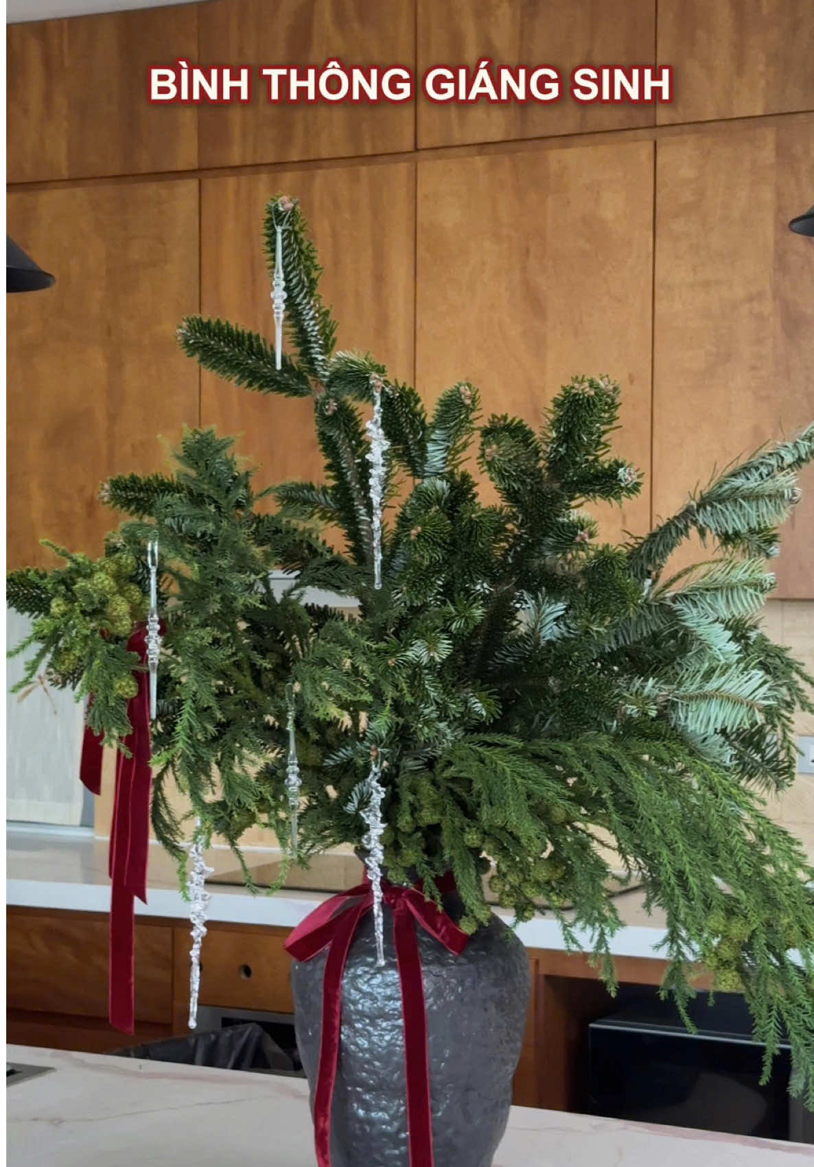 Bình gốm nhà Gờ mà cắm cành thông tươi thì chỉ có nức nở thôi ạ, pha lê trang trí trong giỏ hàng em cũng có bán nha #giángsinh #giángsinhanlành🎅🎄 #bìnhgốm #DIY #noel 