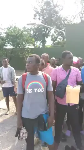 *En operativos realizados en Mao detienen 153 haitianos indocumentados* _La detención de los extranjeros fue realizada mediante patrullaje realizado por soldados del ERD en las comunidades Pueblo Nuevo, Cana Chapetón y Ranchadero._ *Valverde, R.D.* — Como parte de los operativos de interdicción migratoria que mantiene el Ejército de República Dominicana (ERD) en toda la zona noroeste, fueron detenidos 153 nacionales haitianos en condición migratoria irregular. Las acciones se llevaron a cabo mediante patrullaje realizados por soldados del ERD en las comunidades Pueblo Nuevo, Cana Chapetón y Ranchadero, pertenecientes al municipio de Mao, provincia Valverde. Entre los detenidos figuran 109 hombres y 44 mujeres, todos sin documentos que acreditaran su permanencia regular en territorio dominicano. Los extranjeros detenidos fueron trasladados a la sede de la 4ta. Brigada de Infantería, desde donde serán entregados a la Dirección General de Migración (DGM) para los fines legales correspondientes. El ERD reiteró que estos operativos forman parte del plan de seguridad fronteriza dispuestos por el Comandante General del ERD, con el objetivo de garantizar el control migratorio, la seguridad ciudadana y el combate a actividades ilícitas en la región. *_Ejército de República Dominicana (ERD)_*
