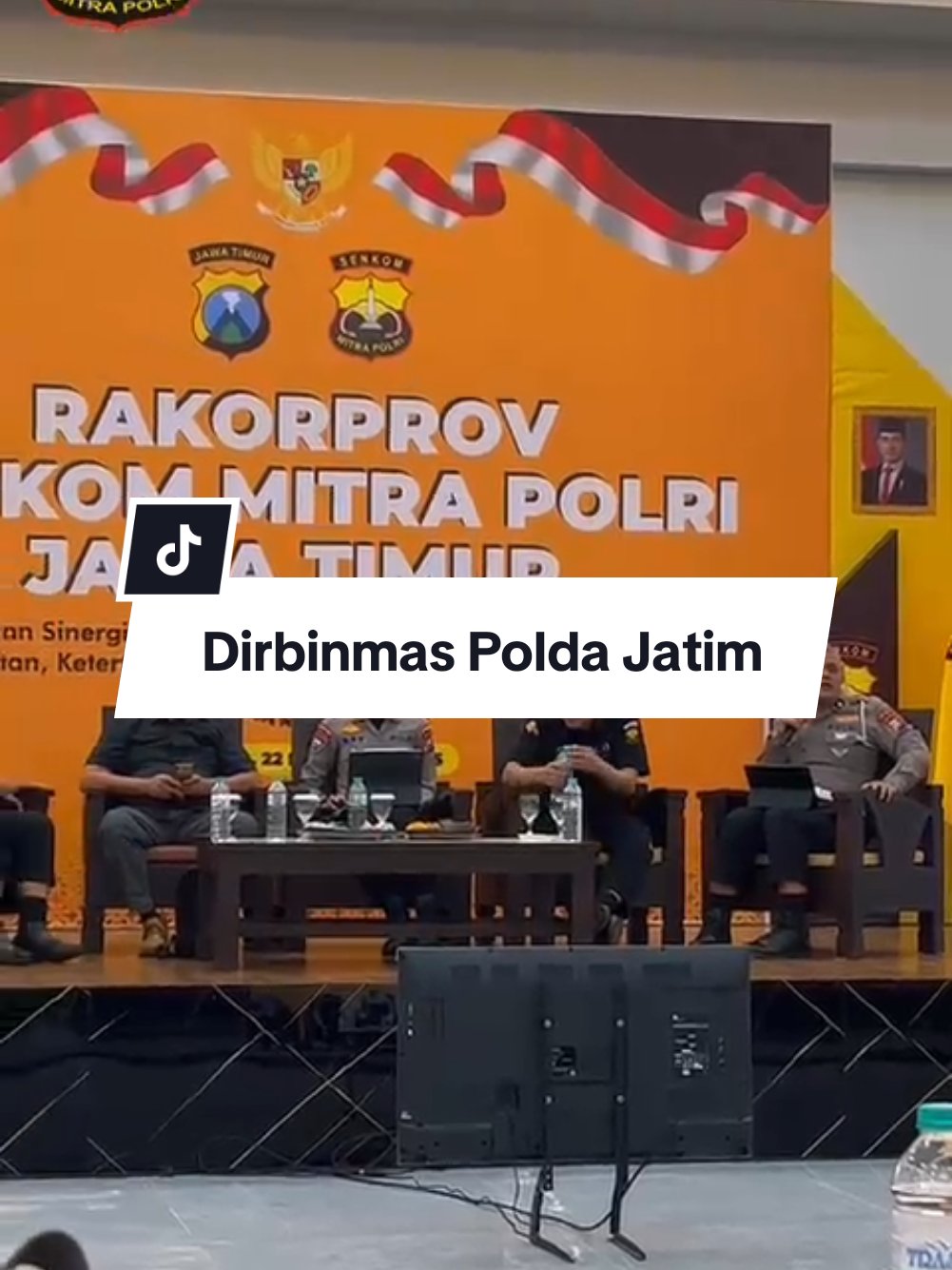 Rakorprov Senkom Mitra Polri Jawa Timur Perkuat Sinergi Wujudkan Keamanan dan Ketahanan Masyarakat Rapat Koordinasi Provinsi (Rakorprov) Senkom Mitra Polri Jawa Timur sukses diselenggarakan pada Sabtu, 22 November 2025, bertempat di Gedung Serbaguna Sabilurrosyidin, Surabaya. Kegiatan ini mengusung tema “Meningkatkan Sinergi Senkom Mitra Polri dan Polri dalam Mewujudkan Keamanan, Ketertiban dan Ketahanan Masyarakat Jawa Timur” sebagai bentuk komitmen bersama dalam memperkuat peran strategis Senkom sebagai mitra Polri di tengah dinamika keamanan dan sosial kemasyarakatan. Acara ini diinisiasi oleh Senkom Mitra Polri Provinsi Jawa Timur dengan tujuan meningkatkan soliditas organisasi serta mempererat koordinasi lintas wilayah di seluruh kabupaten dan kota. Kegiatan Rakorprov tersebut diikuti oleh para utusan pengurus Senkom dari seluruh kabupaten dan kota se-Jawa Timur. Para peserta hadir sebagai perwakilan resmi organisasi di daerah masing-masing untuk menyampaikan laporan perkembangan program kerja, tantangan di lapangan, serta rencana strategis ke depan. Suasana rapat berlangsung penuh semangat dan partisipatif, dengan berbagai masukan konstruktif yang mengarah pada penguatan kesiapsiagaan, peningkatan kualitas sumber daya manusia, serta optimalisasi peran Senkom dalam mendukung stabilitas keamanan dan ketertiban masyarakat. Sejumlah narasumber dari jajaran Polda Jawa Timur hadir memberikan pembekalan dan arahan strategis kepada seluruh peserta. Dirbinmas Polda Jawa Timur menyampaikan pentingnya peran pembinaan masyarakat dalam menciptakan lingkungan yang aman dan kondusif. Sementara itu, Dirlantas Polda Jawa Timur memaparkan materi terkait peran Senkom dalam mendukung ketertiban lalu lintas dan keselamatan jalan raya. Selain itu, Dirintelkam Polda Jawa Timur turut memberikan pemahaman terkait pentingnya deteksi dini dan cegah dini terhadap potensi gangguan keamanan, guna menjaga stabilitas wilayah Jawa Timur secara menyeluruh. Utusan dari Senkom Kabupaten Gresik yang terdiri dari jajaran pengurus harian turut hadir dan berpartisipasi aktif dalam kegiatan tersebut. Kehadiran pengurus Senkom Gresik menjadi wujud nyata komitmen untuk terus meningkatkan kualitas koordinasi dan komunikasi dengan pihak kepolisian serta sesama anggota Senkom di berbagai daerah. Mereka mengikuti seluruh rangkaian kegiatan dengan penuh perhatian, serta berkontribusi dalam diskusi dan pertukaran pengalaman yang bertujuan memperkuat peran Senkom sebagai elemen pendukung tugas-tugas keamanan dan ketertiban masyarakat. Melalui Rakorprov ini, diharapkan terbangun sinergi yang semakin solid antara Senkom Mitra Polri dan Polri dalam menghadapi berbagai tantangan keamanan di Jawa Timur. Kegiatan ini menjadi momentum penting untuk menyatukan visi dan misi seluruh jajaran Senkom agar mampu berkontribusi maksimal dalam mewujudkan masyarakat yang aman, tertib, dan tangguh. Senkom Mitra Polri Provinsi Jawa Timur menegaskan komitmennya untuk terus menjalin kerja sama erat dengan seluruh pemangku kepentingan demi menjaga stabilitas dan ketahanan masyarakat di wilayah Jawa Timur. #senkomjatim #senkomgresik #poldajatim 