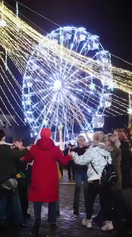 Târgul de Crăciun Cluj-Napoca s-a deschis! ✨ Vineri, 21 noiembrie, a avut loc deschiderea primului Târg de Crăciun din acest an de la Cluj-Napoca. Piața Unirii a intrat în atmosfera festivă a sărbătorilor de iarnă, iar mii de clujeni s-au bucurat de lumini, colinde și primele momente magice ale sezonului. Mai multe informații despre programul evenimentelor, pe pagina @Târgul de Crăciun Cluj-Napoca  Urmăriți canalele Visit Cluj pentru informații despre evenimentele de care ne putem bucura de sărbători în Cluj-Napoca.