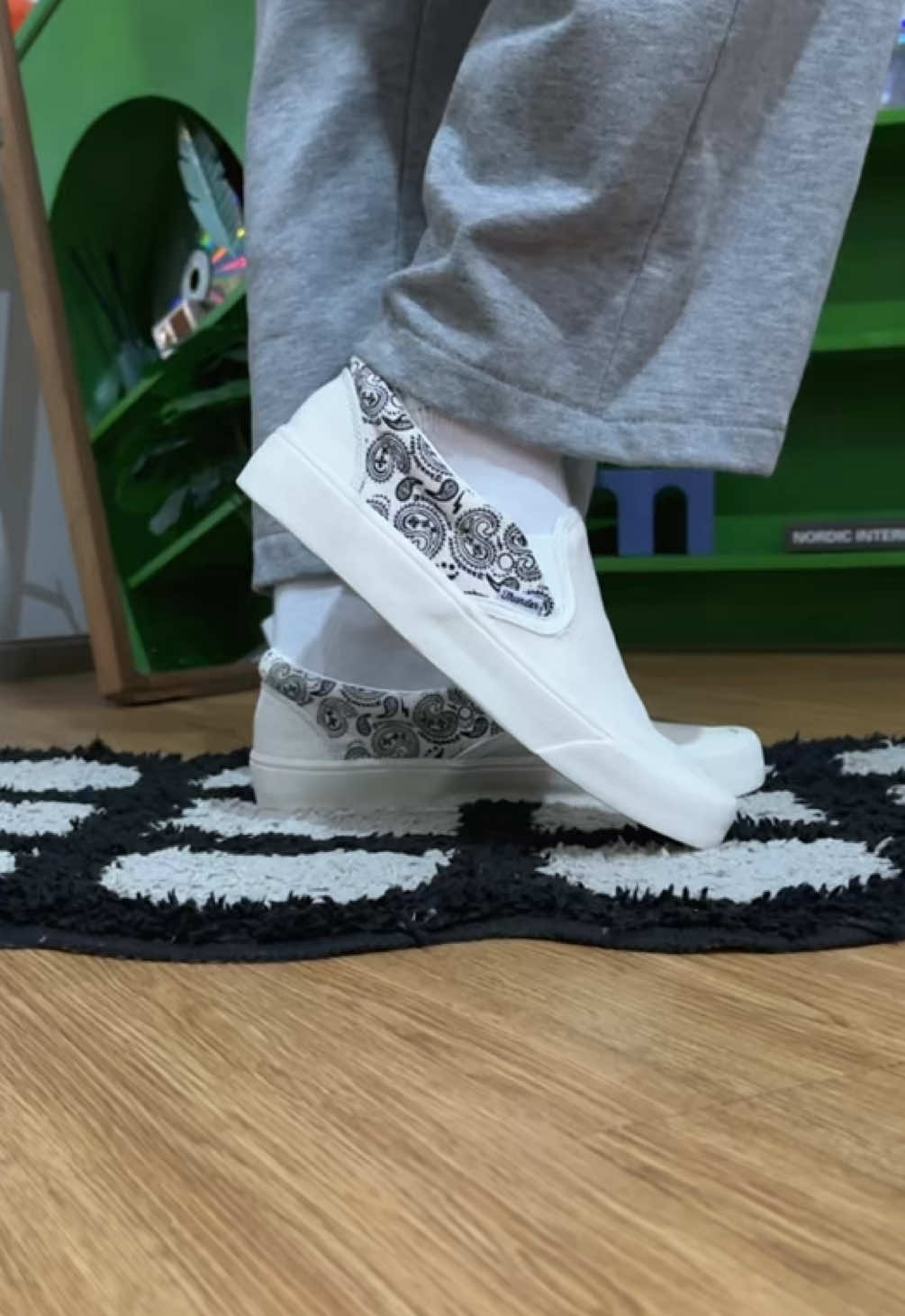 Simple ga ribet dan affordable pasti nya, Slip On Voltaire Paisley Off White✨ #sepatuthunderbear #belithunderbearaja #OOTD 