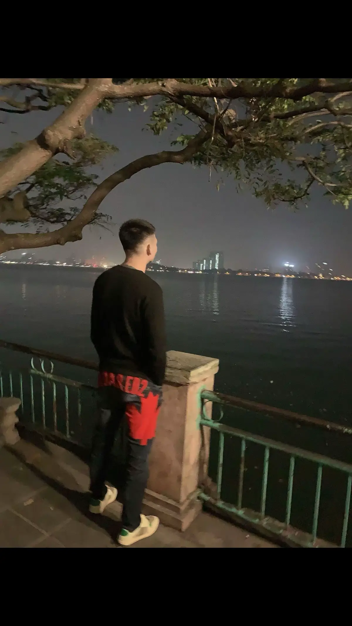 CHƯA TỚI THỜI, ĐỪNG OÁN- ĐỪNG VỘI- ĐỪNG NẢN.... Người thành công sớm dễ thất bại nhất.... Còn người nở chậm, lại thường đi được đường dài. Có những giai đoạn trong đời, dù cố gắng đến mấy cũng không thấy mình tiến lên. Không phải vì năng lực kém, mà vì thời điểm chưa mở. Thời cơ chưa đến, đừng than, đừng lo, đừng nóng vội. Hãy nhẫn, vững vàng, kiên định. Khi thời đến, đừng tham, đừng kiêu, đừng tự mãn hãy giữ tâm tĩnh, hành động chậm mà chắc. Cuộc đời kì diệu ở chỗ: không ai biết ngày mai sẽ ra sao. Dù giàu, bạn cũng không thể kiểm soát mọi thứ. Dù hôm nay trắng tay, ngày mai vẫn có thể thay đổi cả cuộc đời Con người cũng như hoa. Có bông nở sớm rồi tàn nhanh. Có bông nở muộn nhưng giữ được sắc bền. chỉ cần kiên định bước tiếp. Trời không đúng thời, ánh sáng cũng mờ Đất không hợp thời, cỏ cây chẳng xanh. Người không gặp thời, dù tài tài năng cũng khó được trọng dụng. Hãy tin: may mắn luôn ẩn trong sự kiên trì, trong những ngày bạn lặng lẽ cố gắng mà chẳng ai hay. Mỗi người đều có đoạn đường khó riêng, để rèn tâm, để vững bước. Mỗi bông hoa nở vào giờ khác nhau. Đừng nhìn người khác nở sớm mà gấp gáp. Những ngày mình thấy mệt nhất thường là những ngày đời đang rèn mình mạnh lên: - ﻿﻿Thiếu thốn để biết trân trọng. - ﻿﻿Tổn thương để học cách buông bỏ. - ﻿﻿Bị mài để rồi sáng. Vận may không đến trong lúc ta sốt ruột. Nó đến trong những ngày ta làm lặng lẽ, không khoe, không ồn ào - nhưng nhất quán. Nếu đang ở đáy, đừng buông. Nếu đang giữa lưng chừng, đừng hoảng. Nếu đã lên cao, đừng kiêu. Chỉ cần đi đúng hướng - chậm cũng được, miễn không đứng lại. Rồi sẽ có một khoảnh khắc rất yên mà rất rõ ràng: ta hiểu vì sao những năm tháng chậm - trễ - mệt mỏi lại dẫn mình đến đúng mùa nở của chính mình.