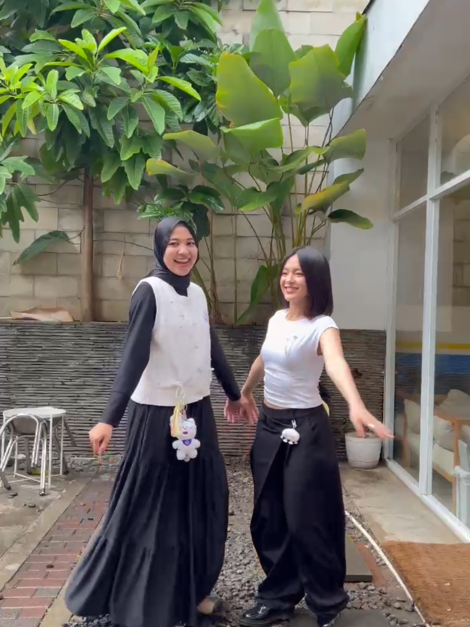 ootd versi kaboorr👀🤏🏻🤍🖤 @elsaajapasal 