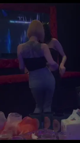 Saturday night 🥳❤️‍🔥. #fyp #money #viral #fourbyfourktv @𝒯𝒽𝒾𝓃𝓍𝓍 _.🦎 