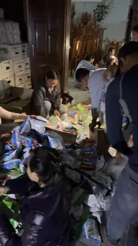 Sáng mai sẽ cứu trợ khu vực hoà tân-hoà vinh-hoà xuân ạ.cúp điện vẫn k làm khó đc tinh thần cứu giúp đồng bào của mấy a chị lò 3 .hy vọng sẽ k ai bị bỏ lại phía sau🥲#lũlutmientrung #cuutromientrung #78g1 #phuyen #lulutmientrung 