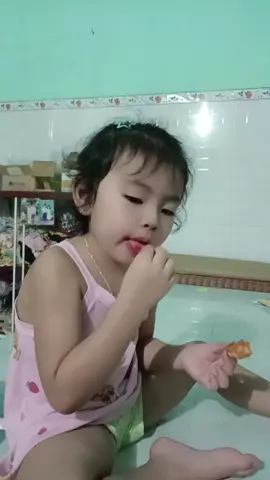 Bé Gái Mê Bánh Mì Nướng 😋😋