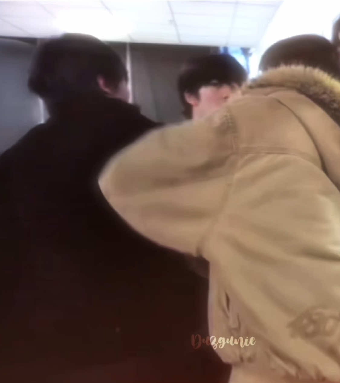 : cởi gì cơ??😭 #takyham_zuoqihan_左奇函 #duongbacvan_yangbowen_杨博文 #wenhan #TF家族 #fyp 