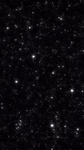 Эффект социальных сетей, или цифровая изоляция, — это явление, при котором постоянное взаимодействие с социальными медиа приводит к снижению качества реальных межличностных отношений. Мы можем быть «в сети» 24/7, но при этом испытывать чувство одиночества и эмоциональной отстраненности от окружающих. Этот когнитивный феномен проявляется в том, что люди начинают предпочитать виртуальное общение реальному, что может негативно сказываться на их эмоциональном состоянии и социальном благополучии. Как это работает:   Делегирование общения: Люди часто выбирают текстовые сообщения и посты в социальных сетях вместо лицом к лицу, что снижает качество общения и эмоциональную связь.   Изменение восприятия социальных взаимодействий: Человек может ощущать, что у него много «друзей» в интернете, но при этом не иметь близких отношений в реальной жизни, что приводит к поверхностным связям.   Иллюзия связи: Люди могут считать, что активно участвуют в жизни других через лайки и комментарии, однако это не заменяет настоящего общения и поддержки. Примеры эффекта социальных сетей:   Проведение часов в ленте новостей вместо общения с близкими. Чувство тревоги или депрессии после сравнения своей жизни с идеализированными образами других пользователей. Отказ от встреч с друзьями в пользу онлайн-общения через мессенджеры. Последствия:   С одной стороны, социальные сети могут быть полезным инструментом для поддержания контактов и обмена информацией. С другой стороны, это может привести к ухудшению межличностных навыков, чувству одиночества и зависимостям от виртуального мира.