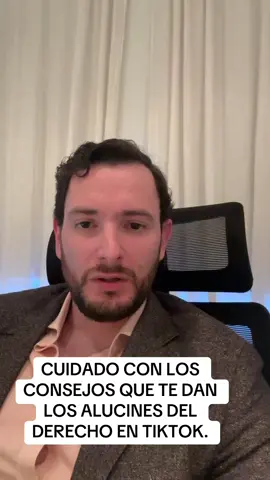 CUIDADO CON LOS CONSEJOS QUE TE DAN LOS ALUCINES DEL DERECHO EN TIKTOK. Siempre que un abogado en redes sociales te diga algo, pídele que te muestre resoluciones judiciales que respalden lo que afirma. Me molesta mucho que se aprovechen de la ignorancia de la gente. Las capitulaciones matrimoniales, NO pueden de ninguna manera decir que una persona pierde derechos por infidelidad, las capitulaciones solo pueden definir temas de índole patrimonial, nunca supeditados a la conducta conyugal ni imponer penas o sanciones morales o privadas, es un tema BÁSICO de primer semestre. En México NO existen los acuerdos prenupciales como en Estados Unidos, las capitulaciones matrimoniales no pueden estipular eso, reto a este mocoso a exhibir UNA resolución judicial que respalde lo que dice. Urge la colegiacion obligatoria de los abogados en México.